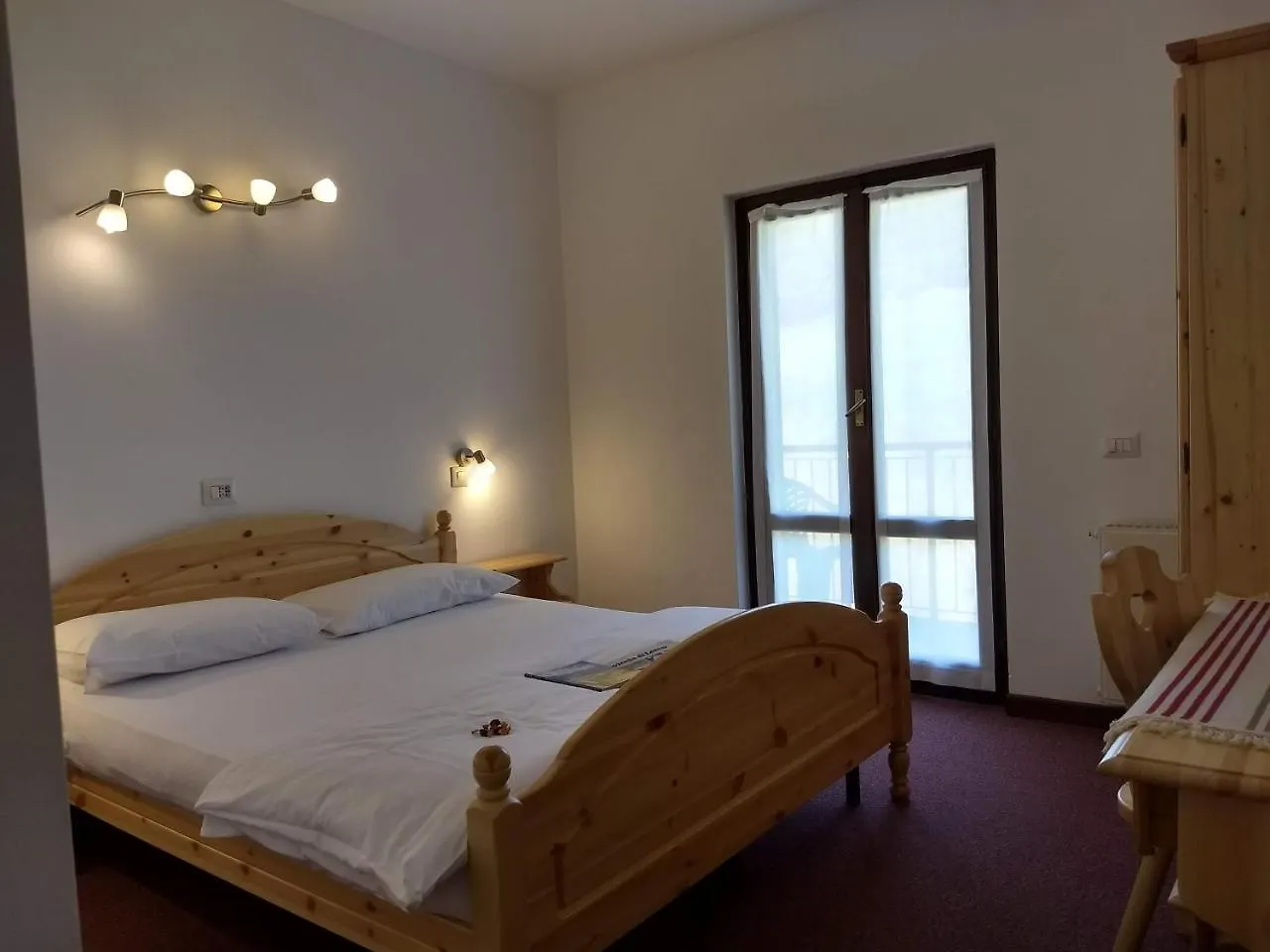 Hotel Ristorante Sassi Rossi Taceno 3*,  Italia